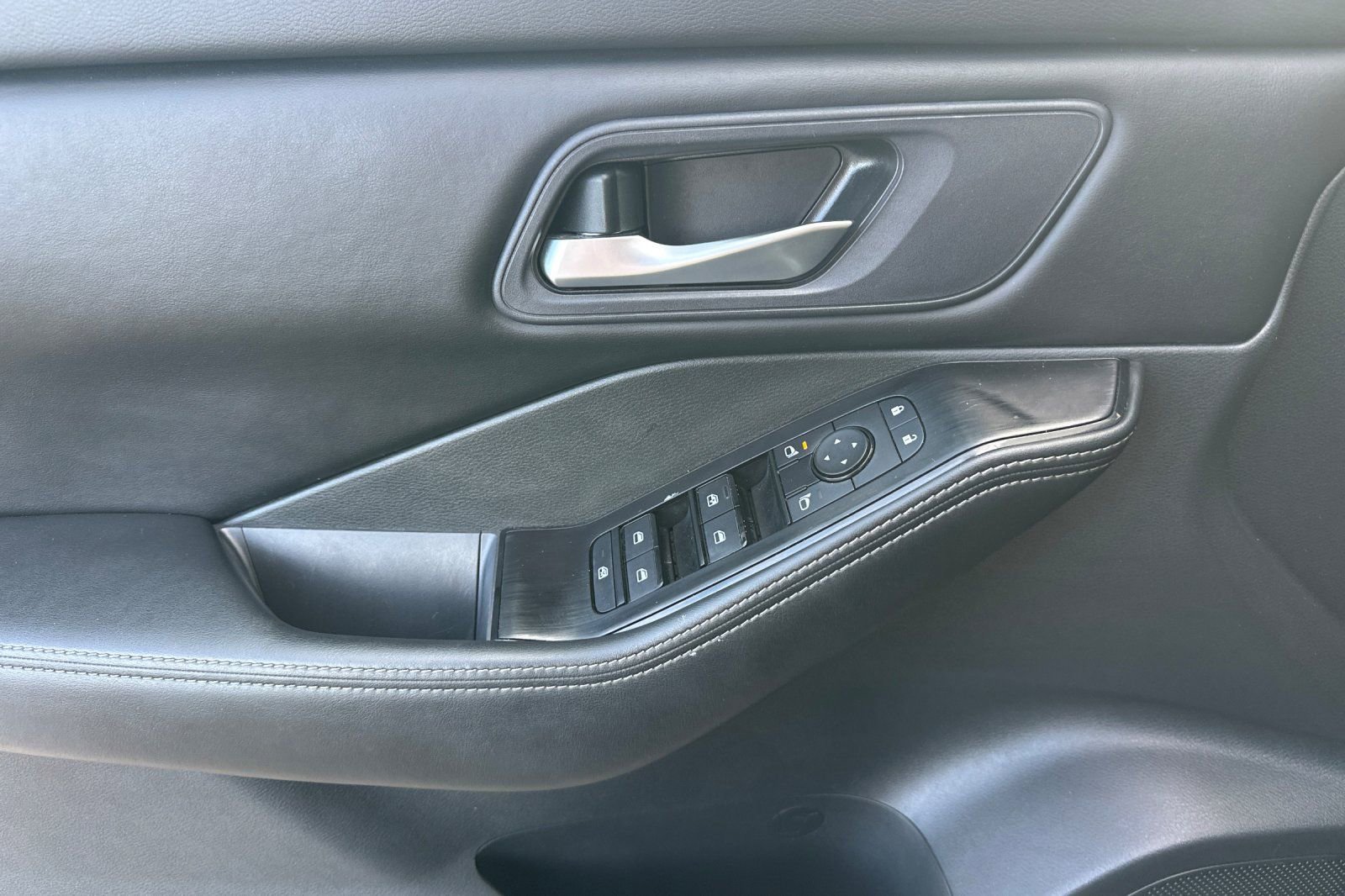 Used 2024 Nissan Rogue SV image 12