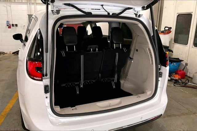 Used 2024 Chrysler Pacifica Limited FWD image 32