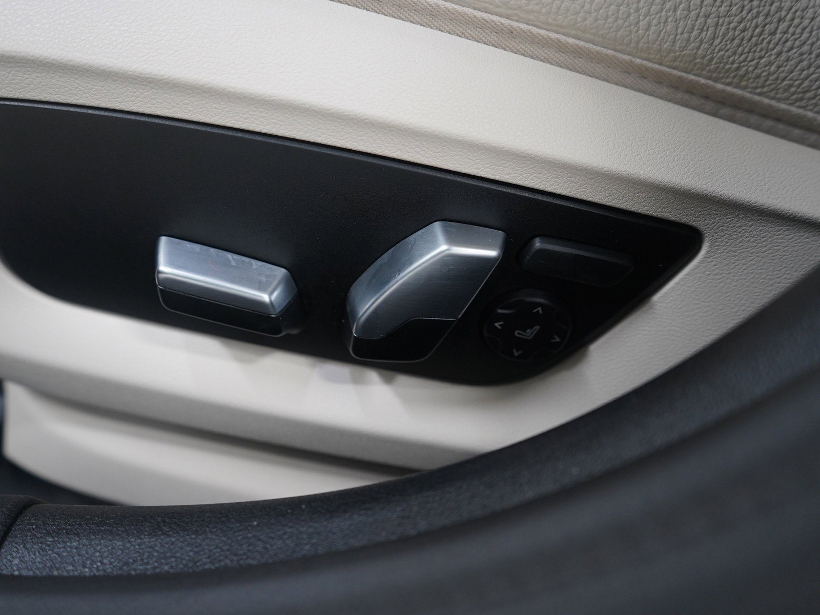 Used 2021 BMW 530i xDrive w/ Convenience Package image 21