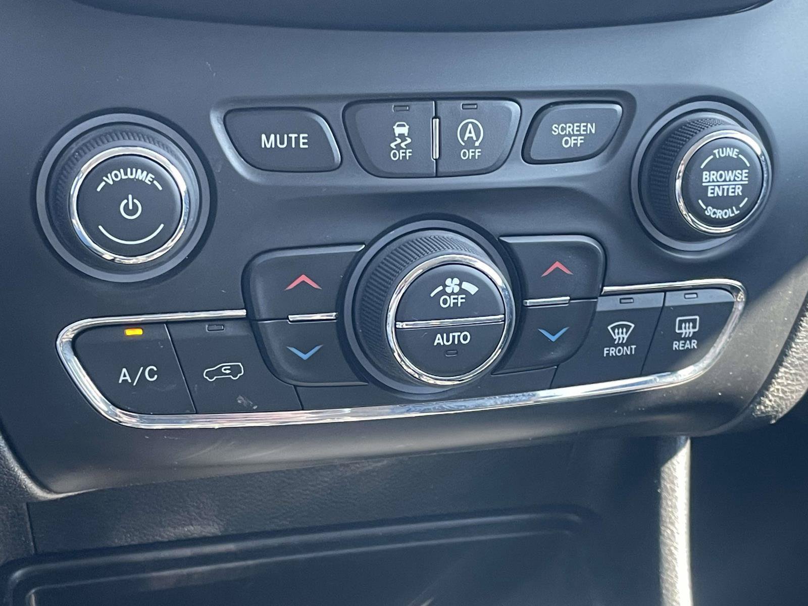 Used 2019 Jeep Cherokee Trailhawk AWD/4WD image 20