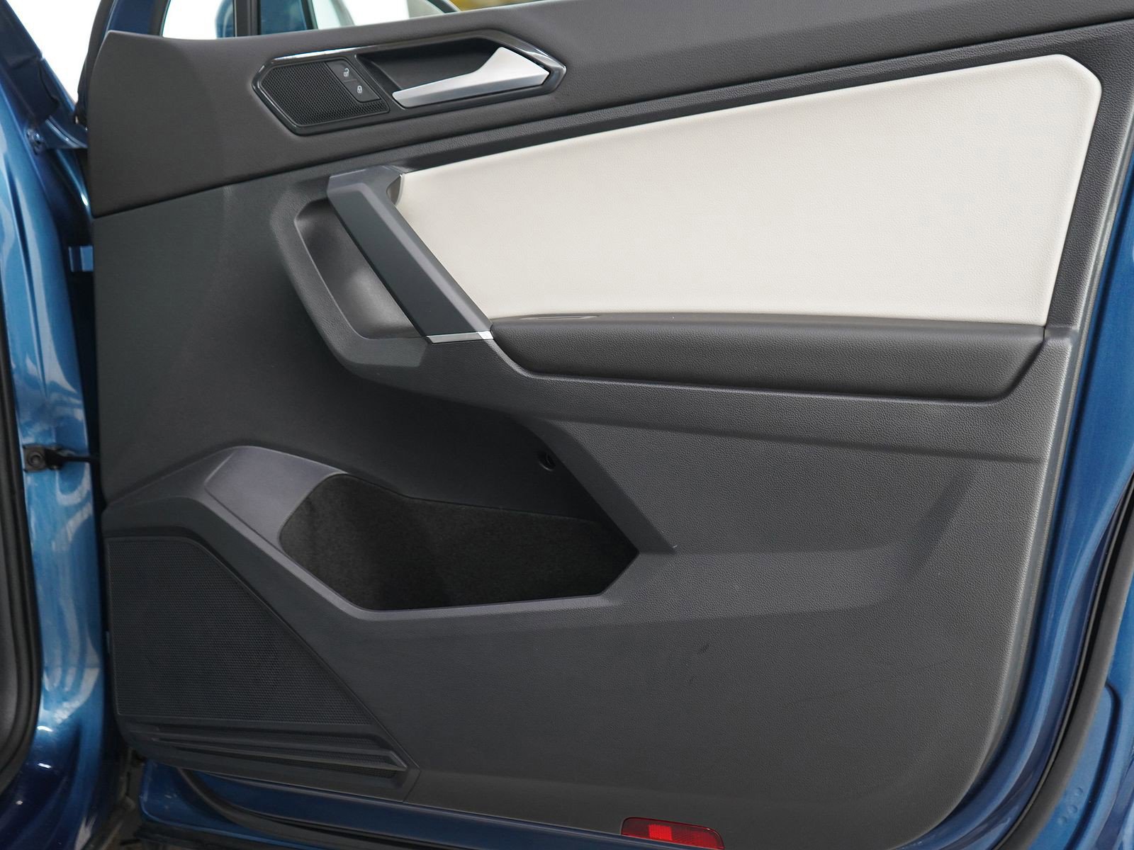 Used 2018 Volkswagen Tiguan SE w/ Front Fog Lights Package image 9