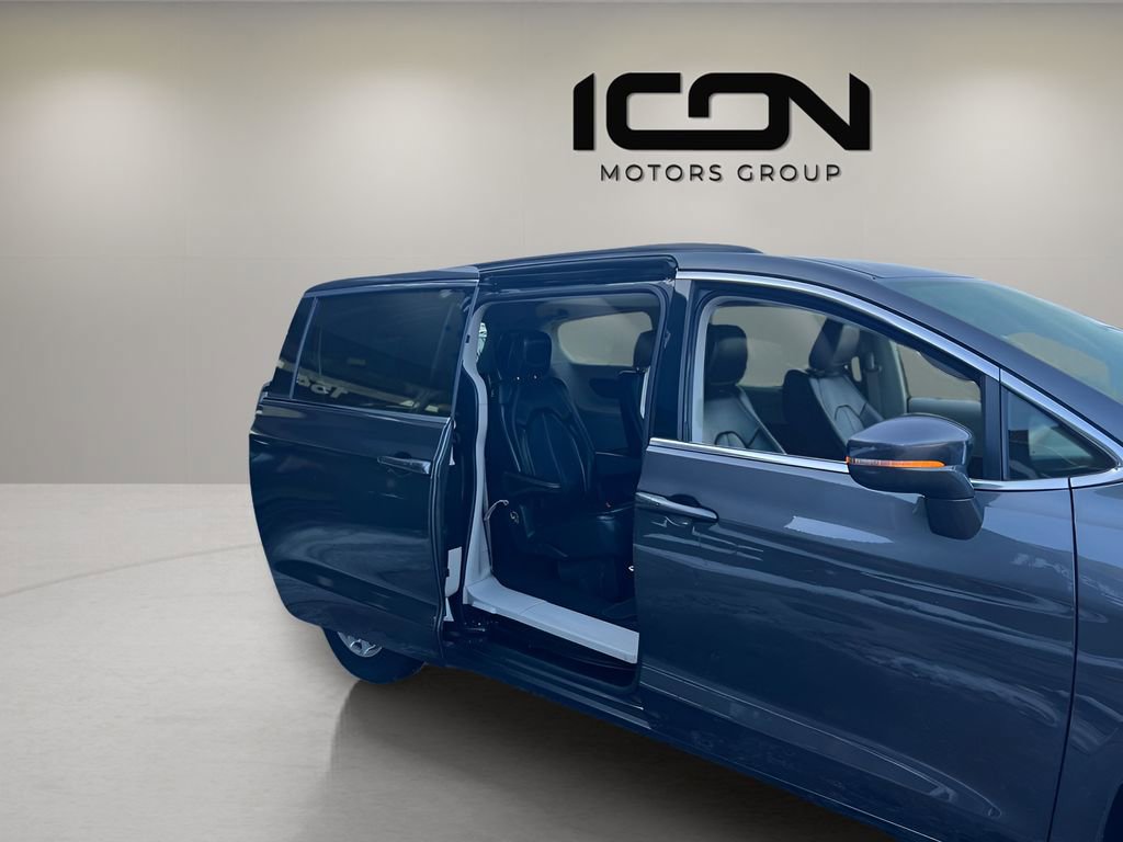 Used 2022 Chrysler Pacifica Touring-L FWD image 5