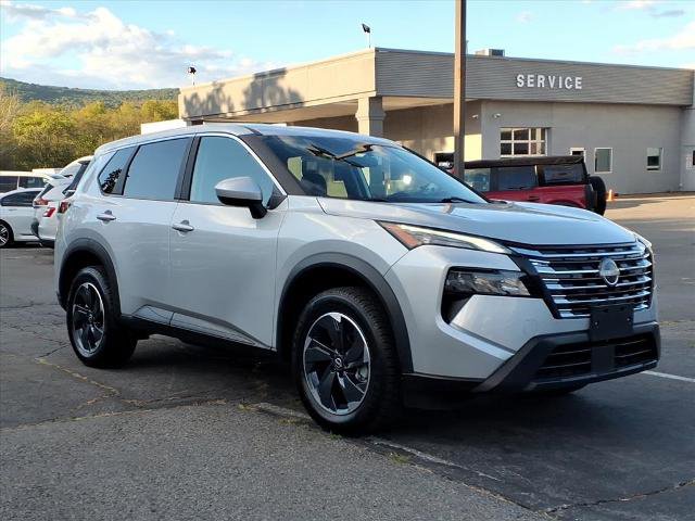 Used 2024 Nissan Rogue SV image 1