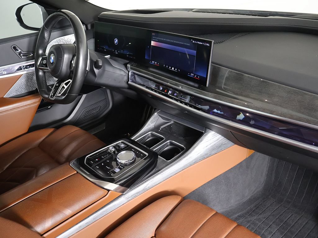 Used 2023 BMW 760i xDrive AWD/4WD image 32