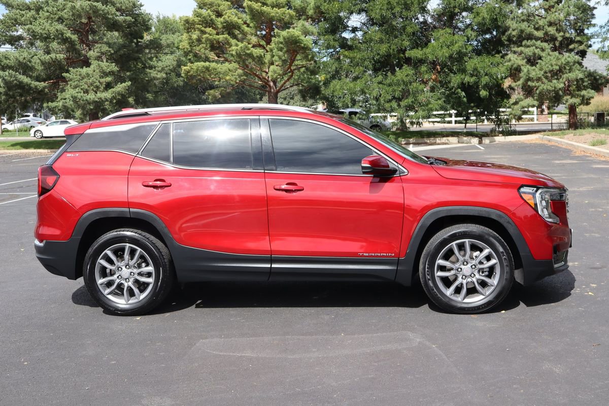 Used 2022 GMC Terrain SLT image 3