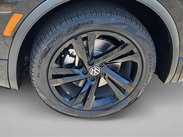 Certified 2023 Volkswagen Tiguan SE R-Line AWD/4WD image 23