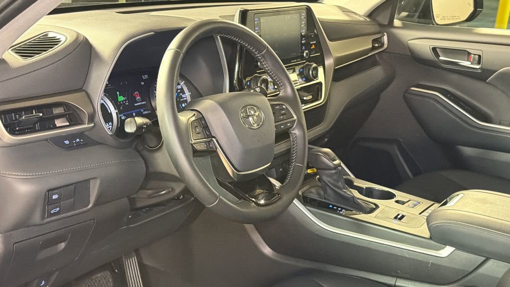 Used 2021 Toyota Highlander XLE image 22