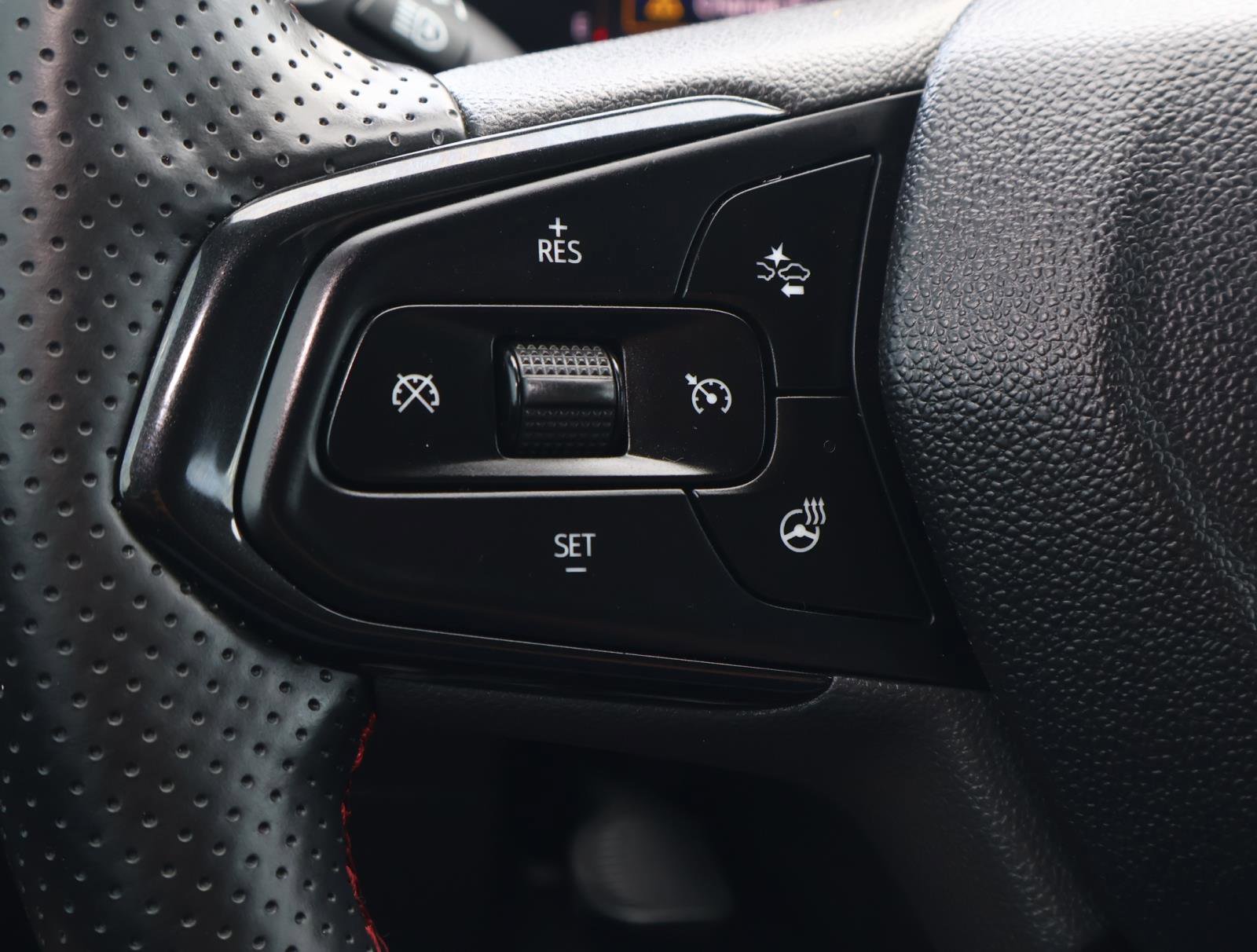 Used 2025 Chevrolet Trax RS w/ Sunroof Package FWD image 22