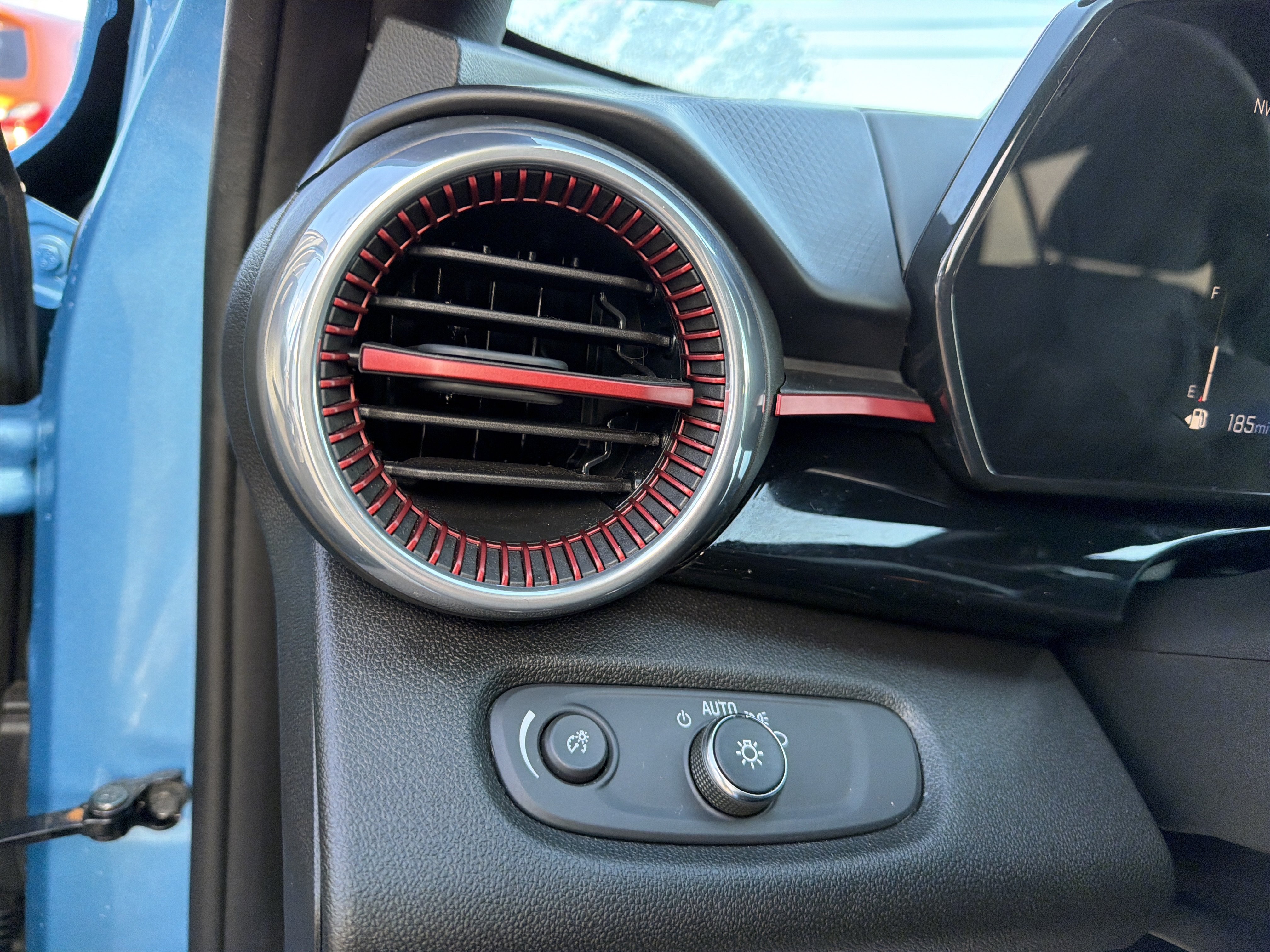 Used 2025 Chevrolet Trax RS w/ Sunroof Package FWD image 18