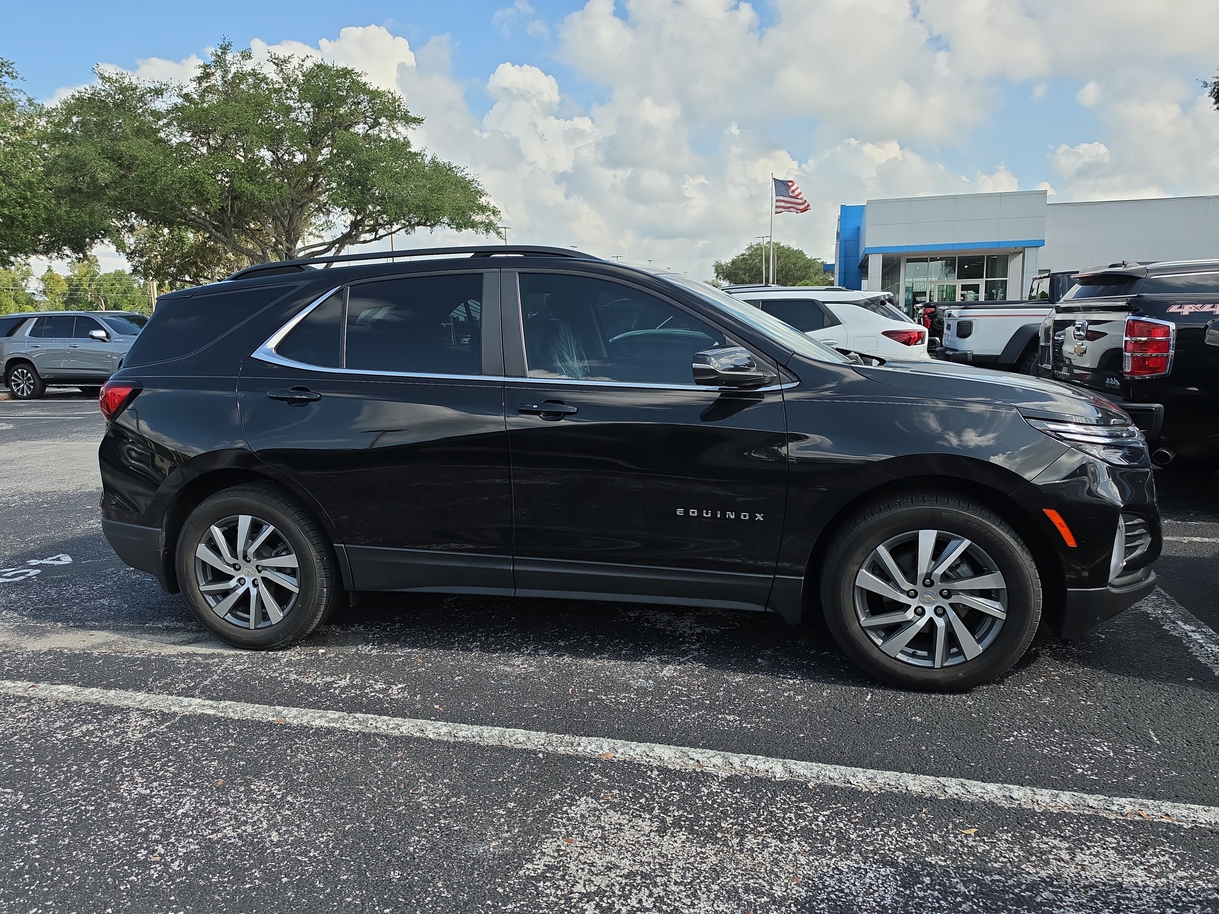 Used 2022 Chevrolet Equinox LT FWD image 2