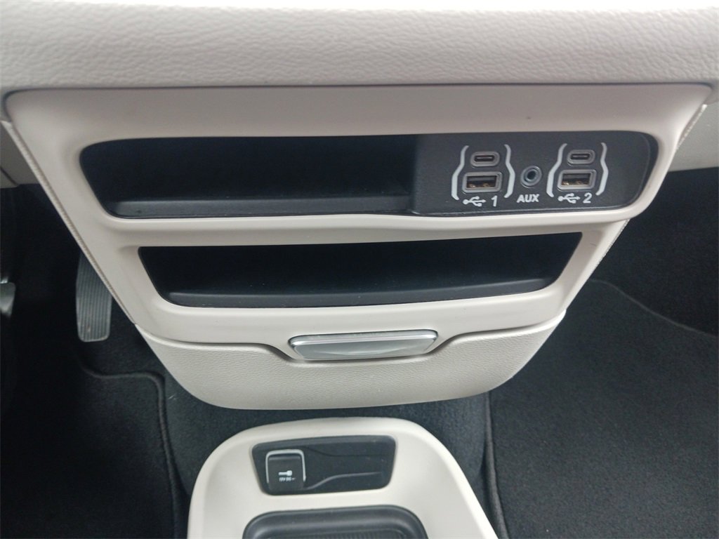 Used 2024 Chrysler Pacifica Touring-L image 24