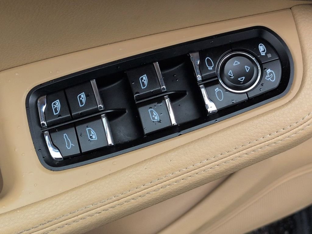 Used 2018 Porsche Macan image 16