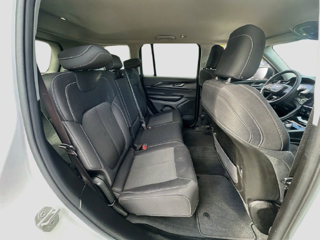 Used 2023 Jeep Grand Cherokee Laredo AWD/4WD image 26
