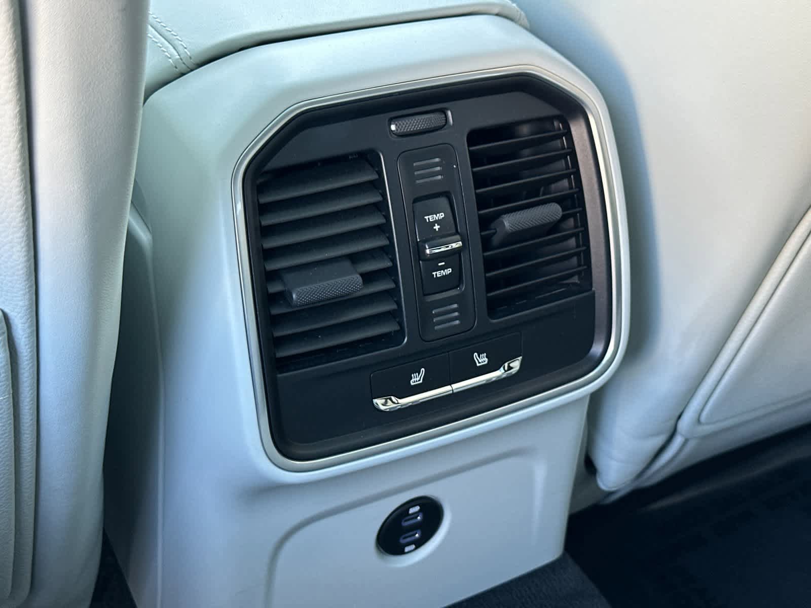 Certified 2025 Porsche Macan AWD/4WD image 14