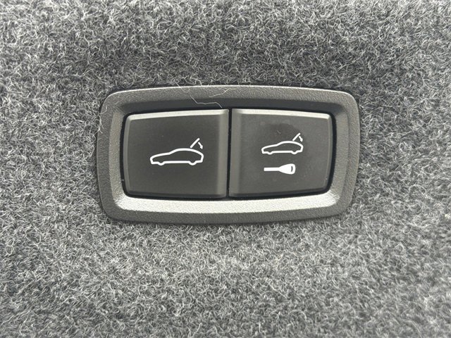 Used 2023 Porsche Taycan image 18