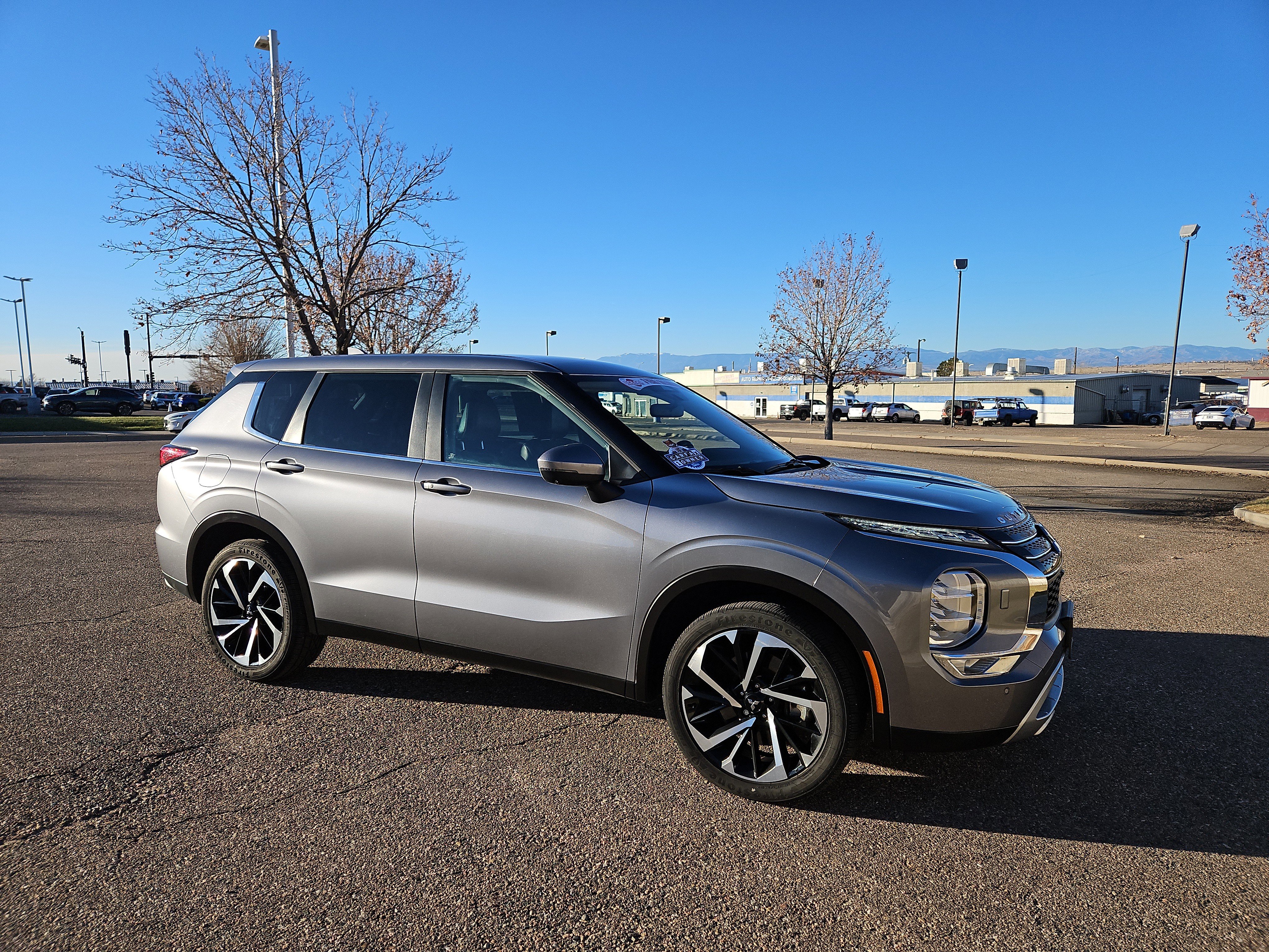 Used 2023 Mitsubishi Outlander SE image 2