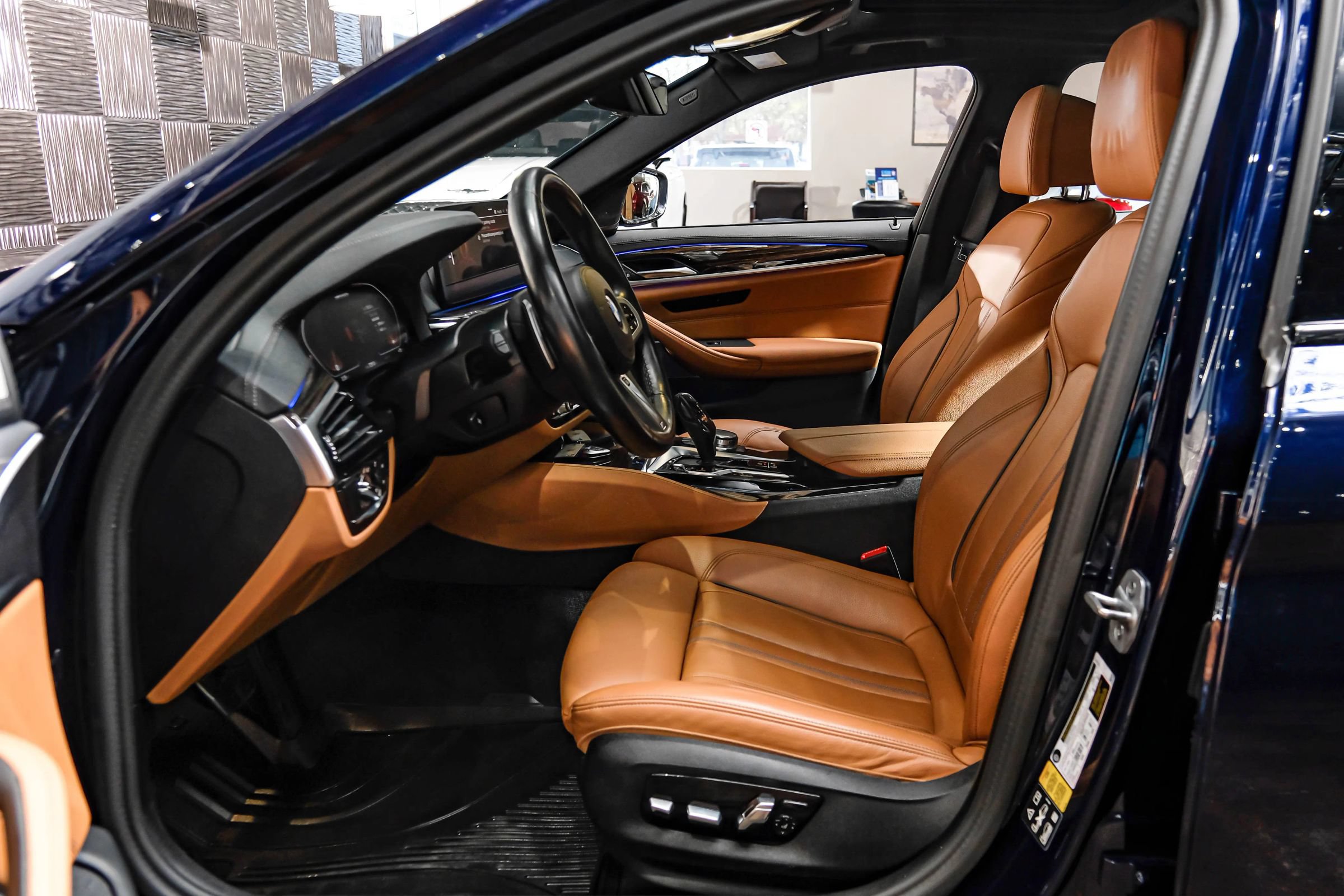 Used 2023 BMW M550i xDrive w/ Parking Assistance Package AWD/4WD image 4