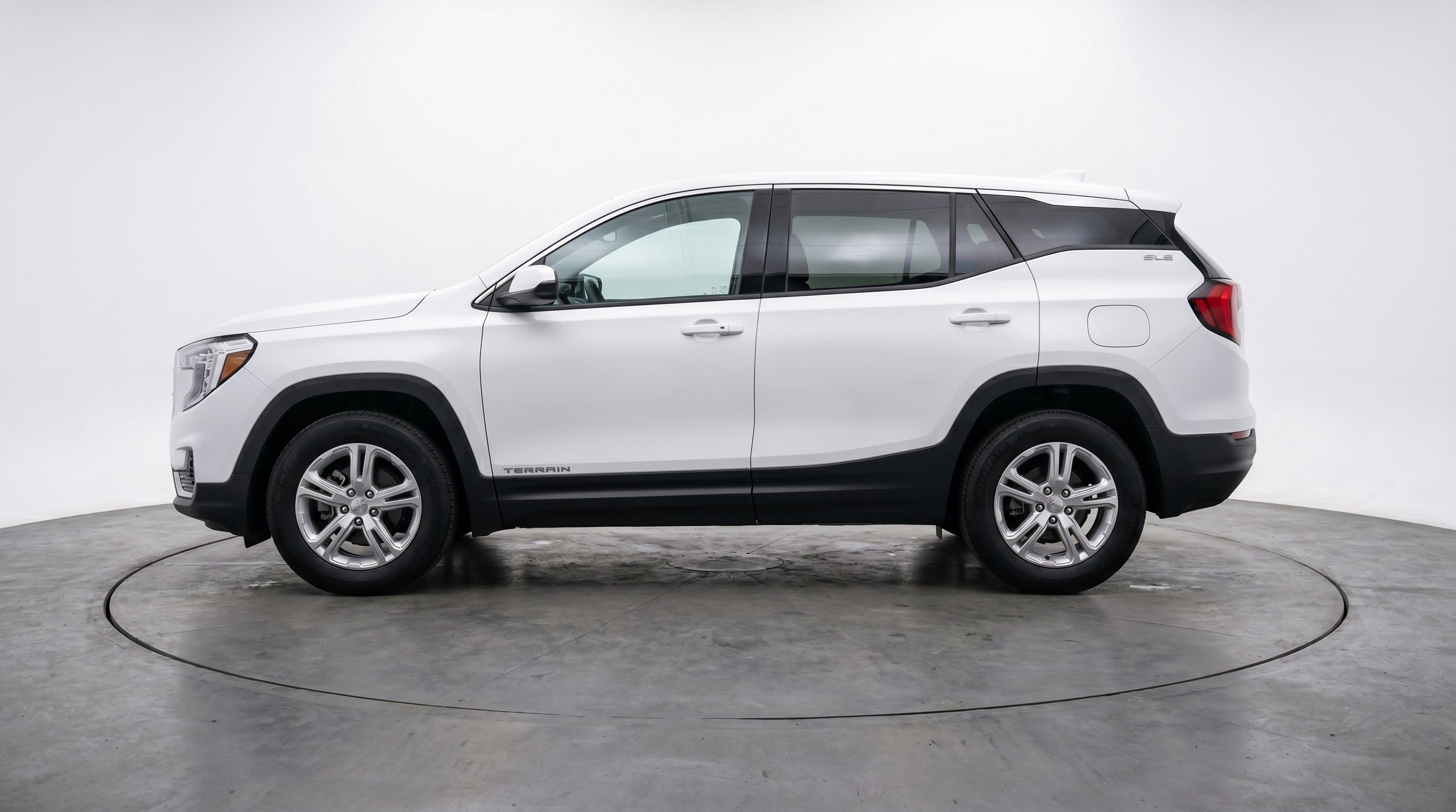 Used 2024 GMC Terrain SLE FWD image 5