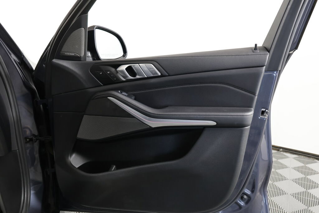 Used 2020 BMW X7 M50i image 30