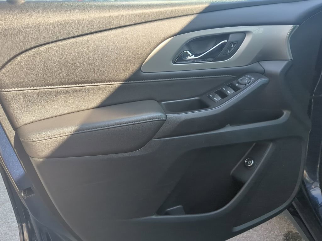 Used 2022 Chevrolet Traverse LT FWD image 23