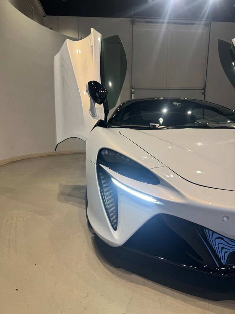 Used 2023 McLaren Artura RWD image 13