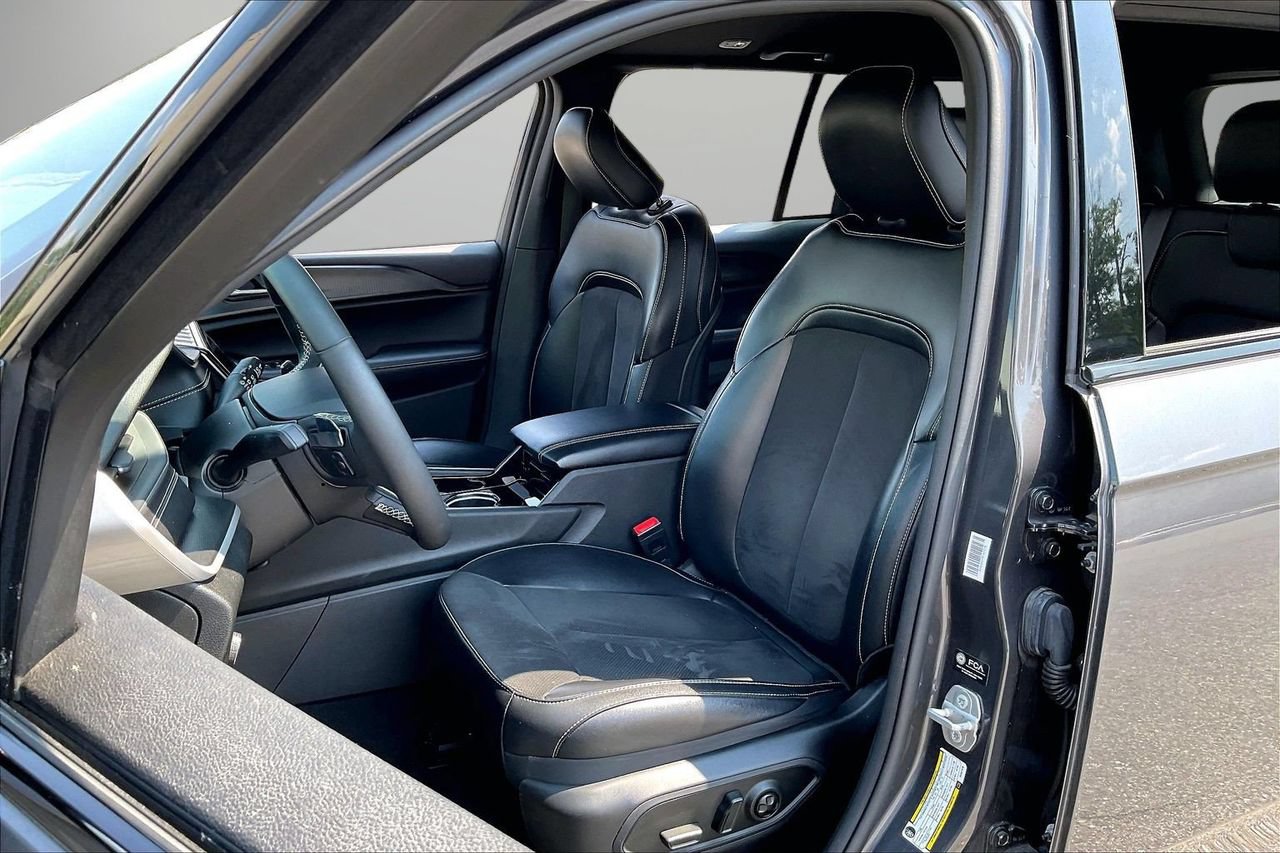 Certified 2023 Jeep Grand Cherokee Altitude AWD/4WD image 21