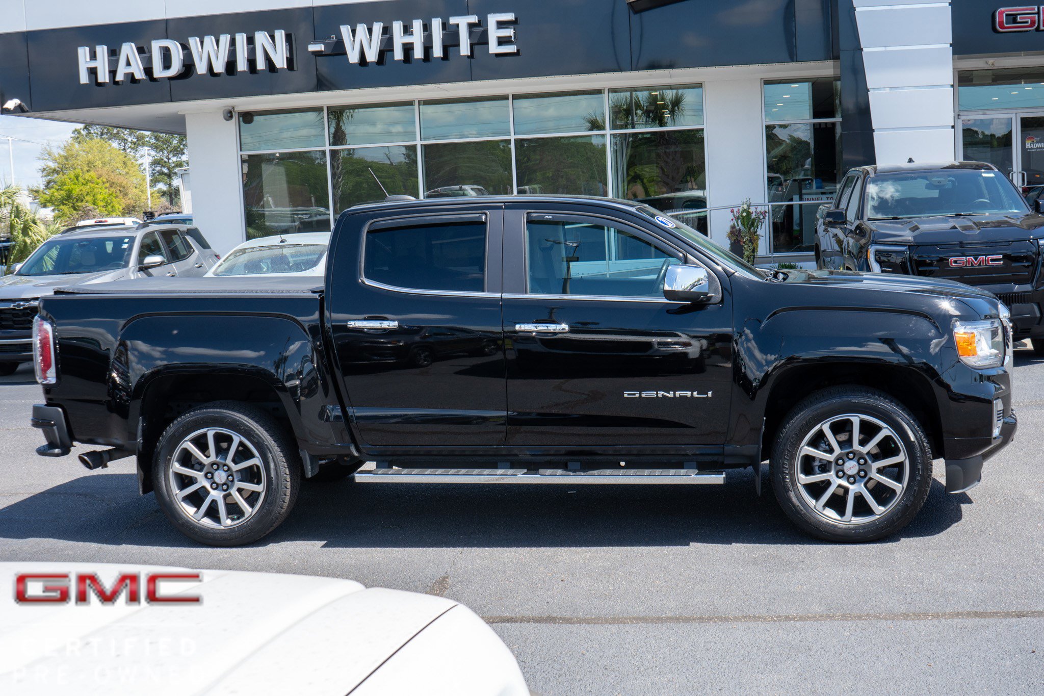 Used 2021 GMC Canyon Denali image 2
