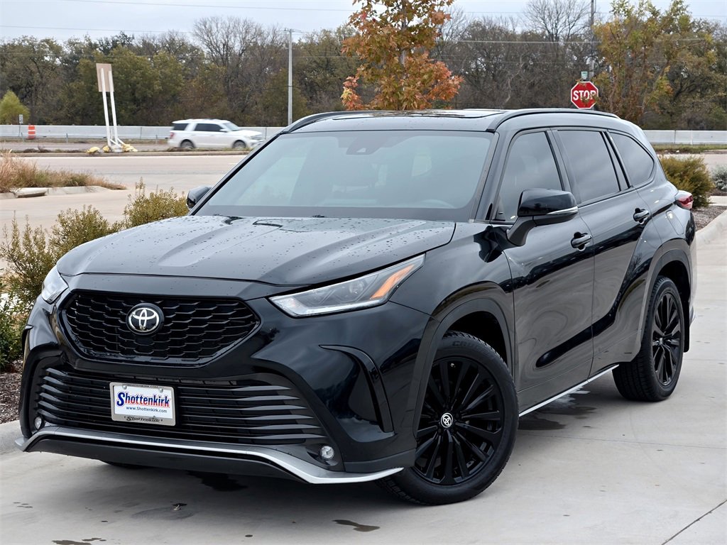 Used 2023 Toyota Highlander XSE image 2
