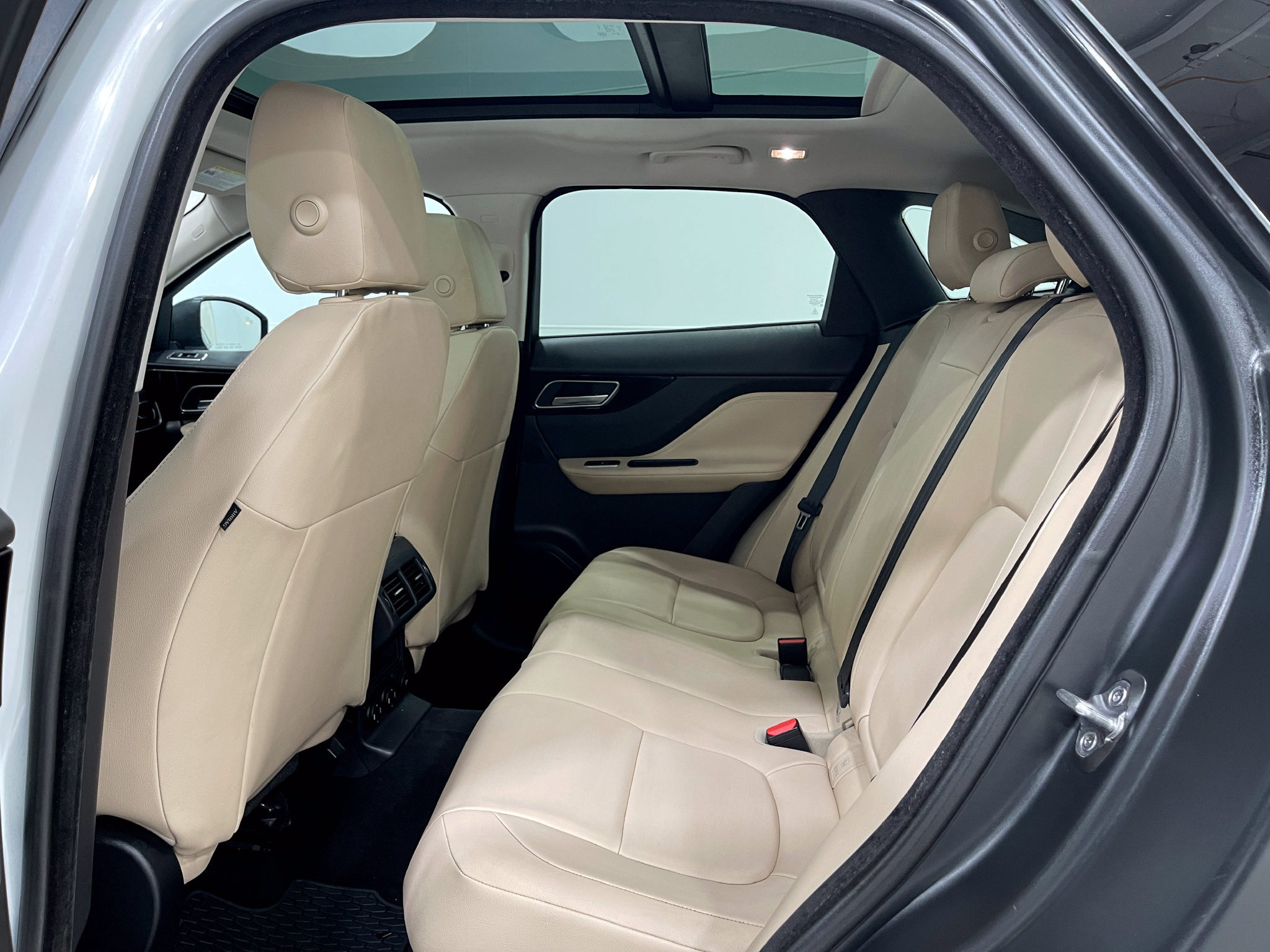 Used 2018 Jaguar F-PACE Premium AWD/4WD image 30