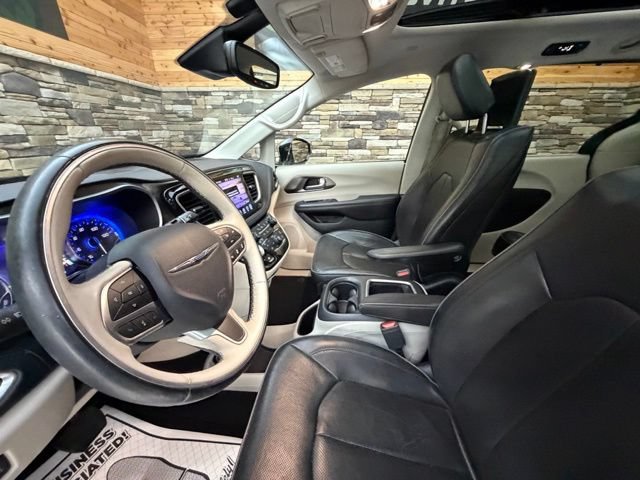 Used 2017 Chrysler Pacifica Limited w/ UConnect Theater Package FWD image 13
