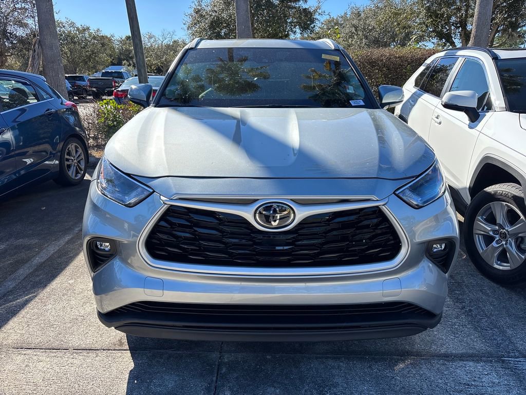 Used 2025 Toyota Highlander XLE image 2