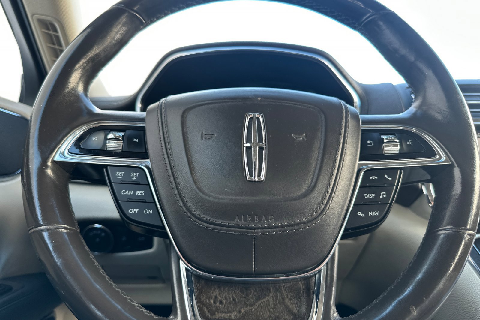 Used 2017 Lincoln Continental Select image 34