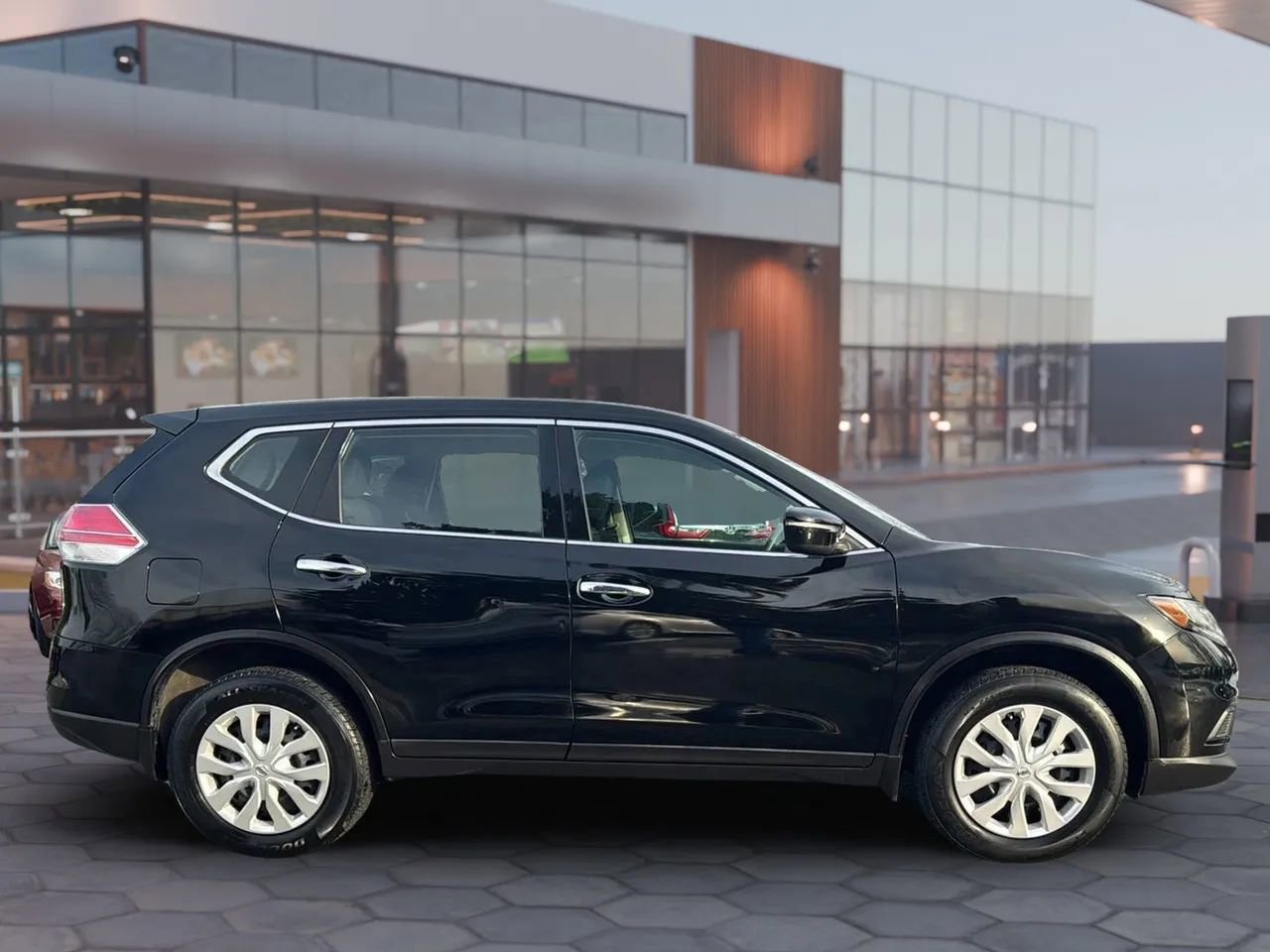 Used 2015 Nissan Rogue S image 4