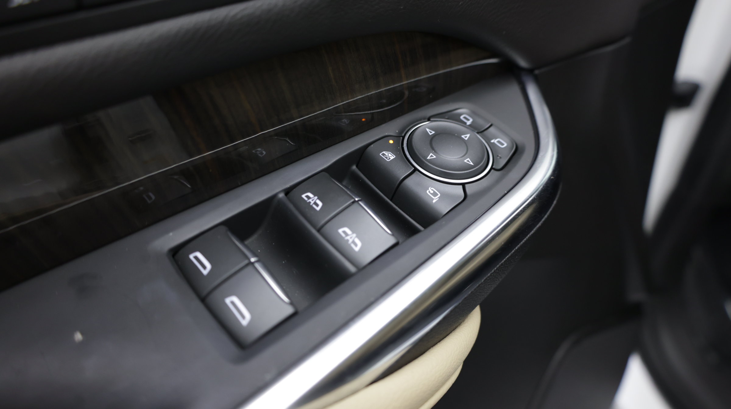 Used 2025 Cadillac XT4 Premium Luxury w/ Cold Weather Package FWD image 15