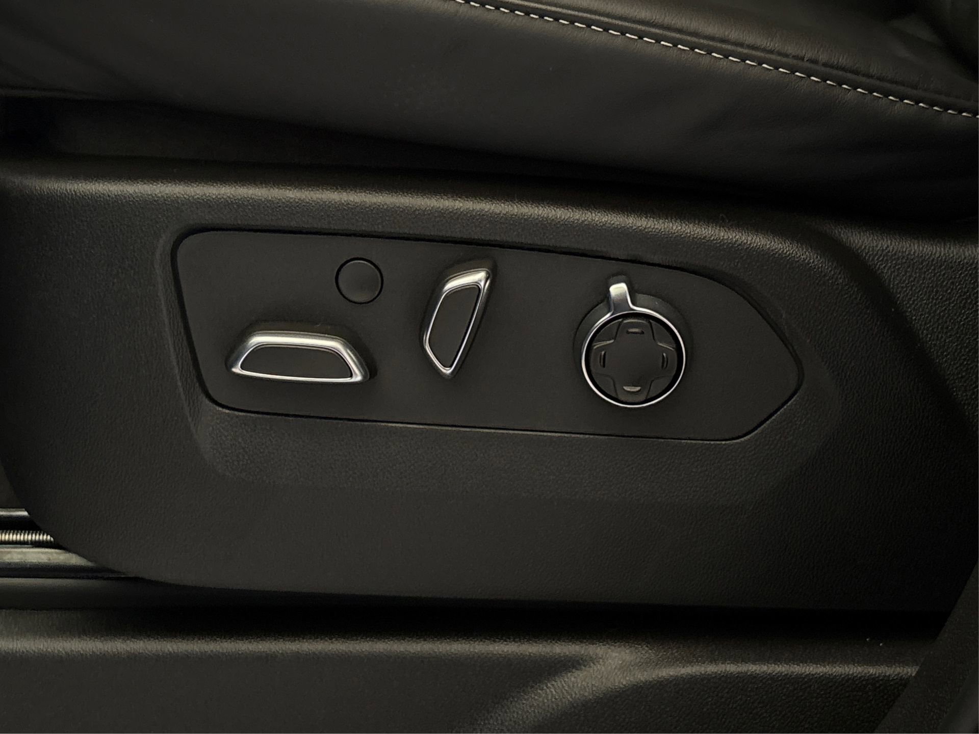 New 2026 Cadillac Escalade Platinum Sport w/ LPO, ONYX Package image 33