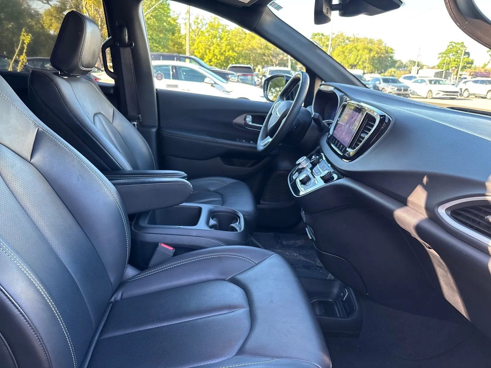 Used 2025 Chrysler Pacifica Select FWD image 14