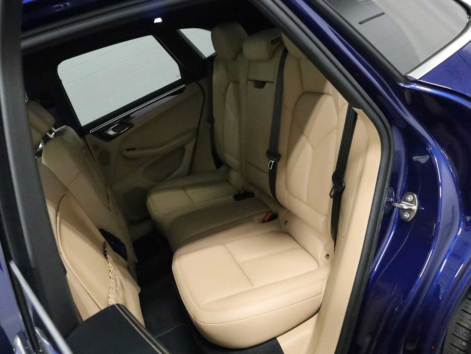 Certified 2023 Porsche Macan S AWD/4WD image 36