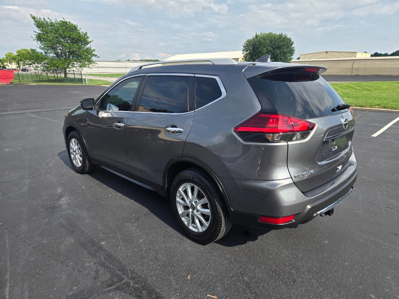 Used 2017 Nissan Rogue SV w/ Sun & Sound Touring Package FWD image 8