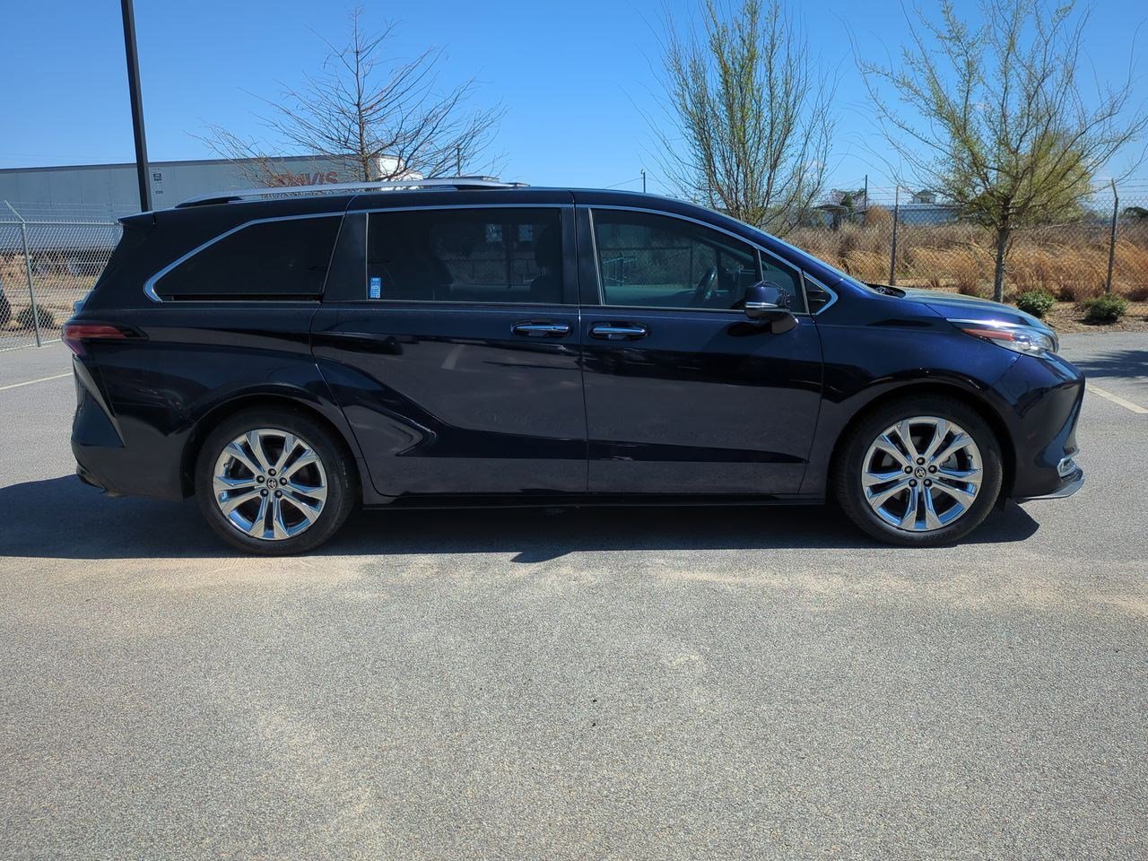 Used 2022 Toyota Sienna Platinum image 2