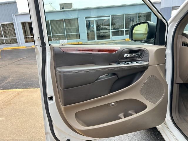 Used 2012 Chrysler Town & Country Limited image 29