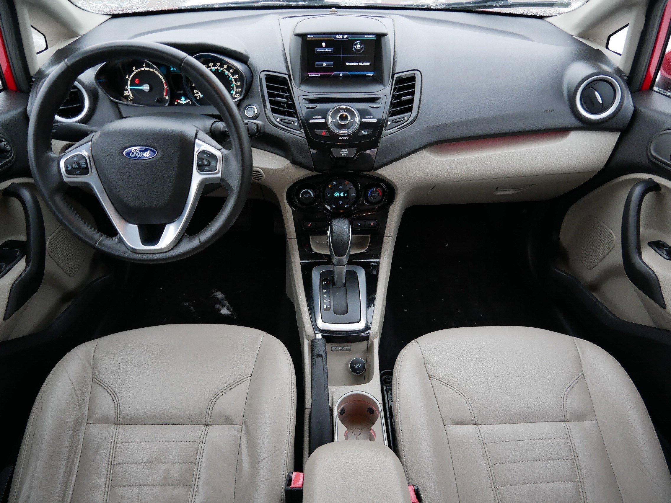 Used 2014 Ford Fiesta Titanium image 10