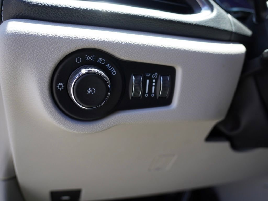 Used 2023 Chrysler Pacifica Limited image 14