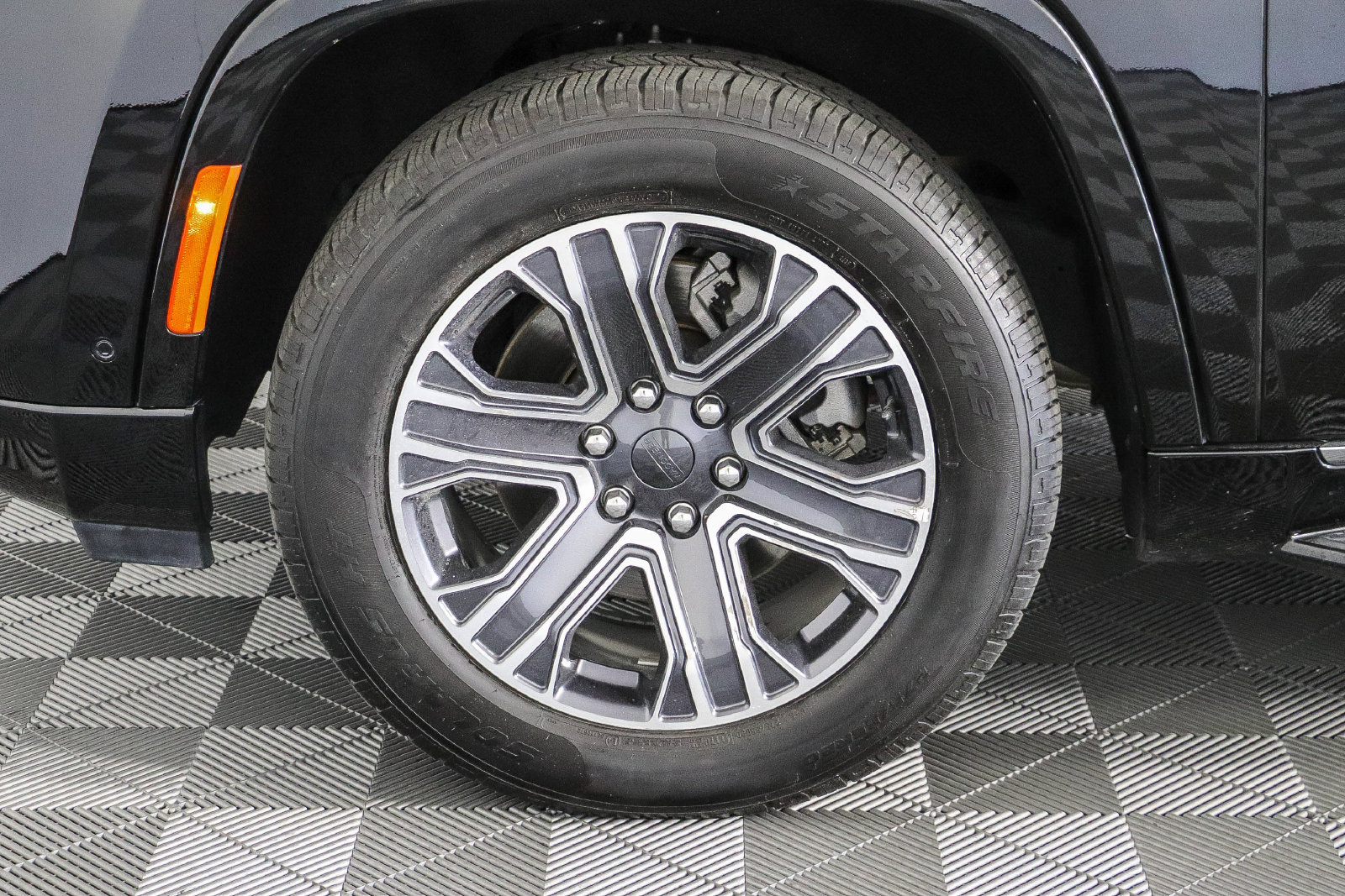 Used 2024 Jeep Wagoneer L Series II w/ Flexible Seating Group AWD/4WD image 11