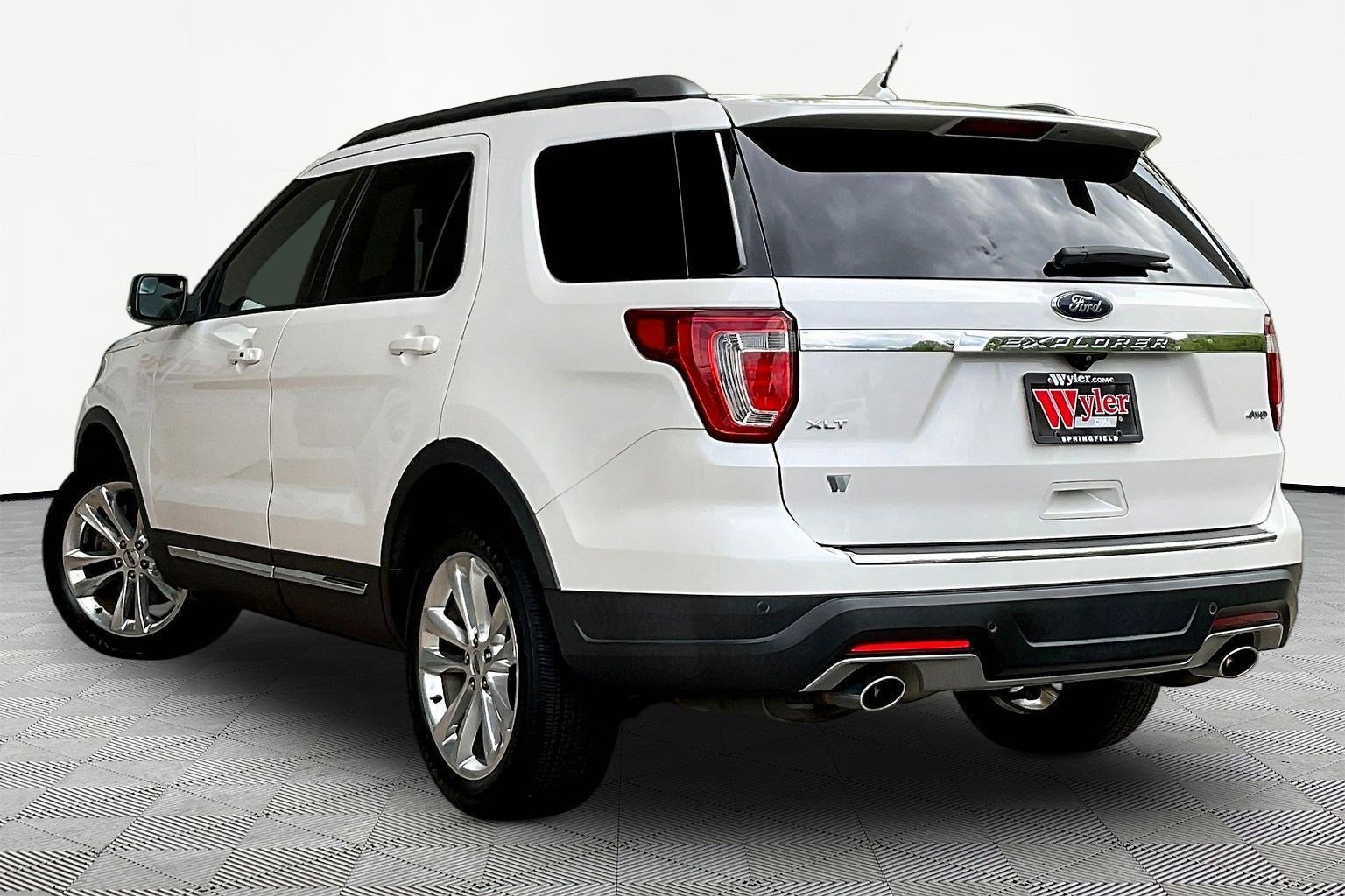 Used 2018 Ford Explorer XLT AWD/4WD image 4
