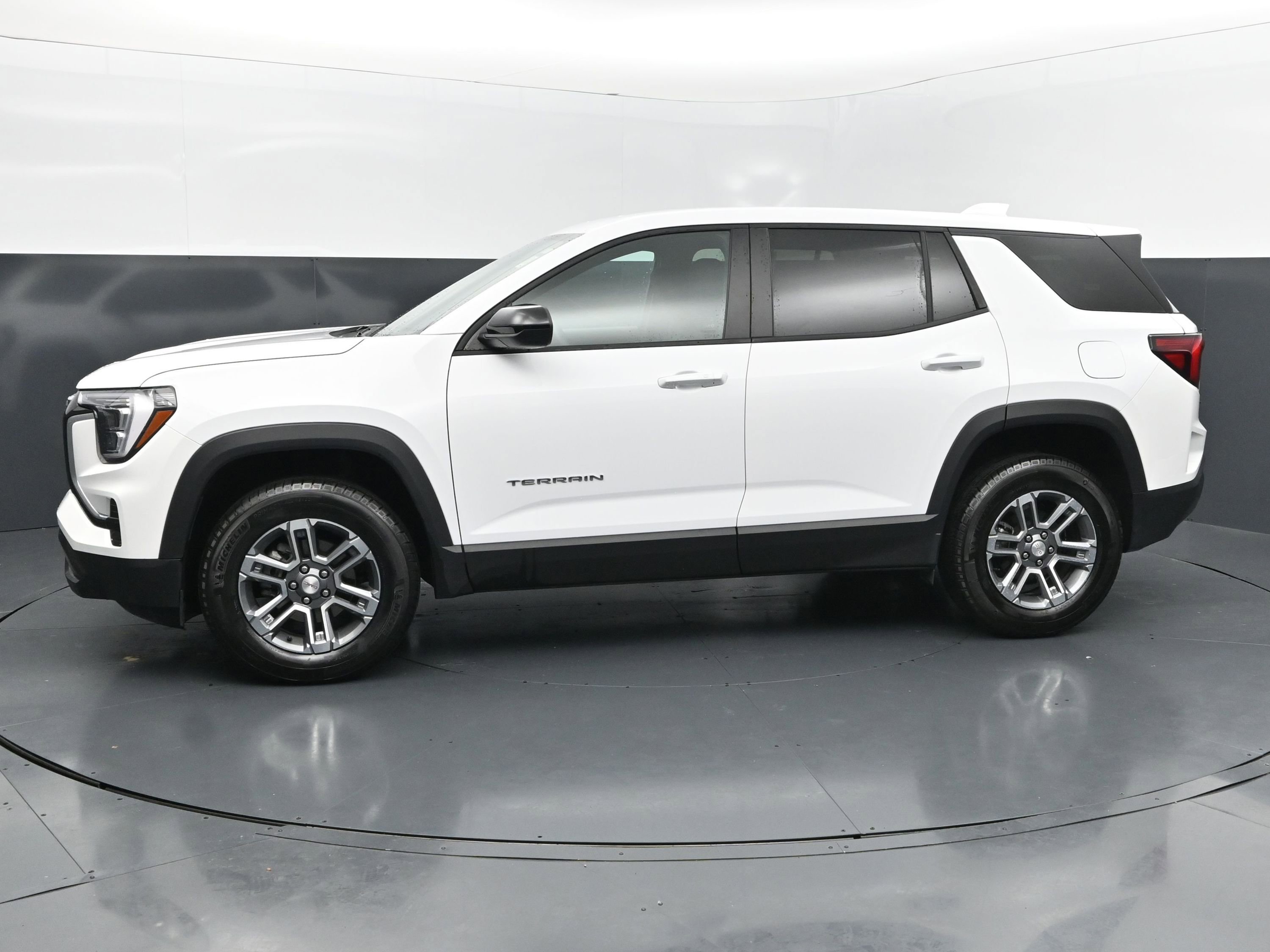 Used 2026 GMC Terrain Elevation FWD image 2