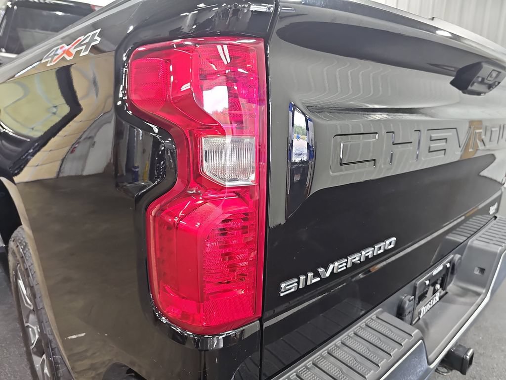 Used 2023 Chevrolet Silverado 1500 LT AWD/4WD image 34