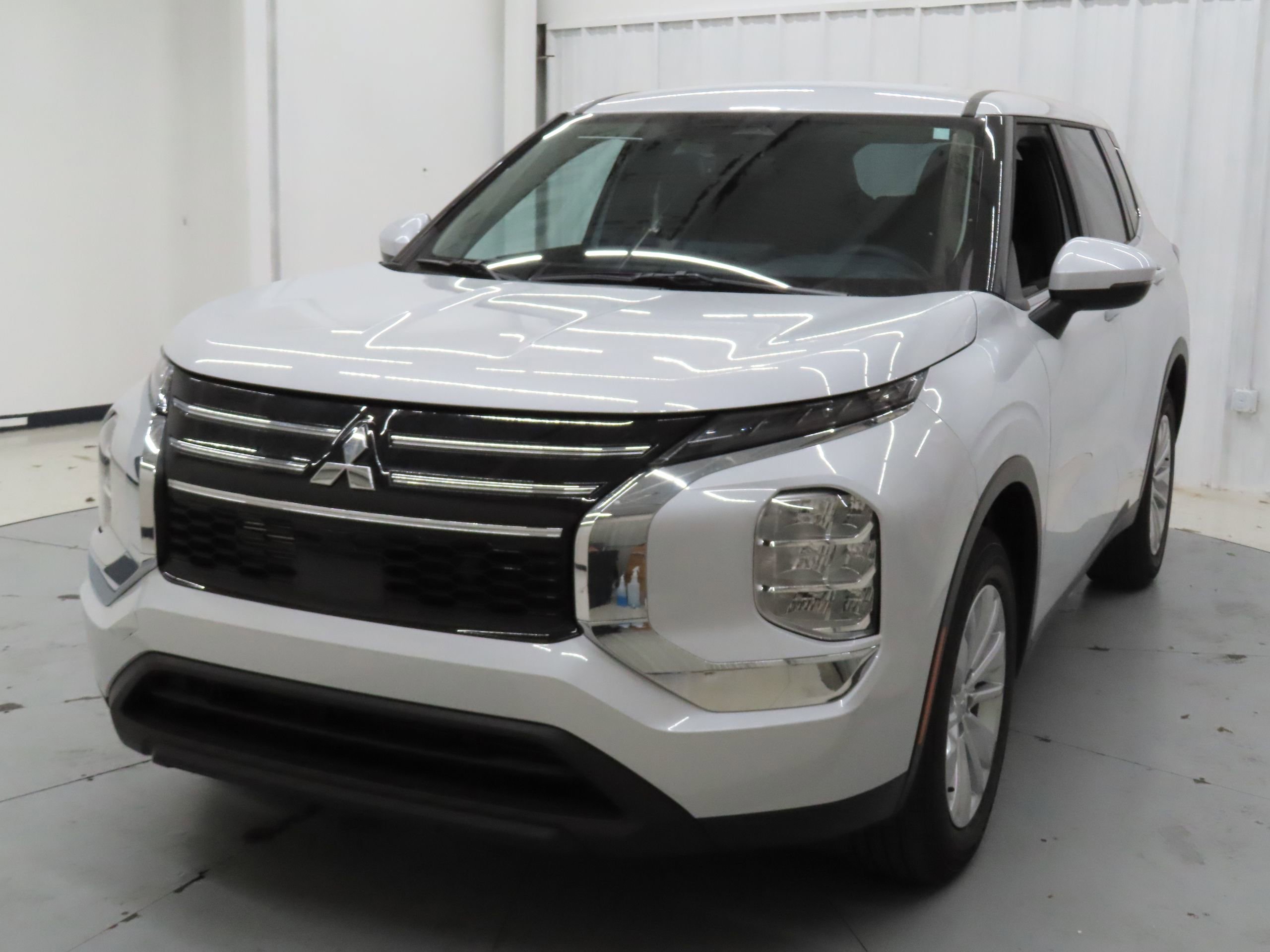 New 2026 Mitsubishi Outlander ES image 4