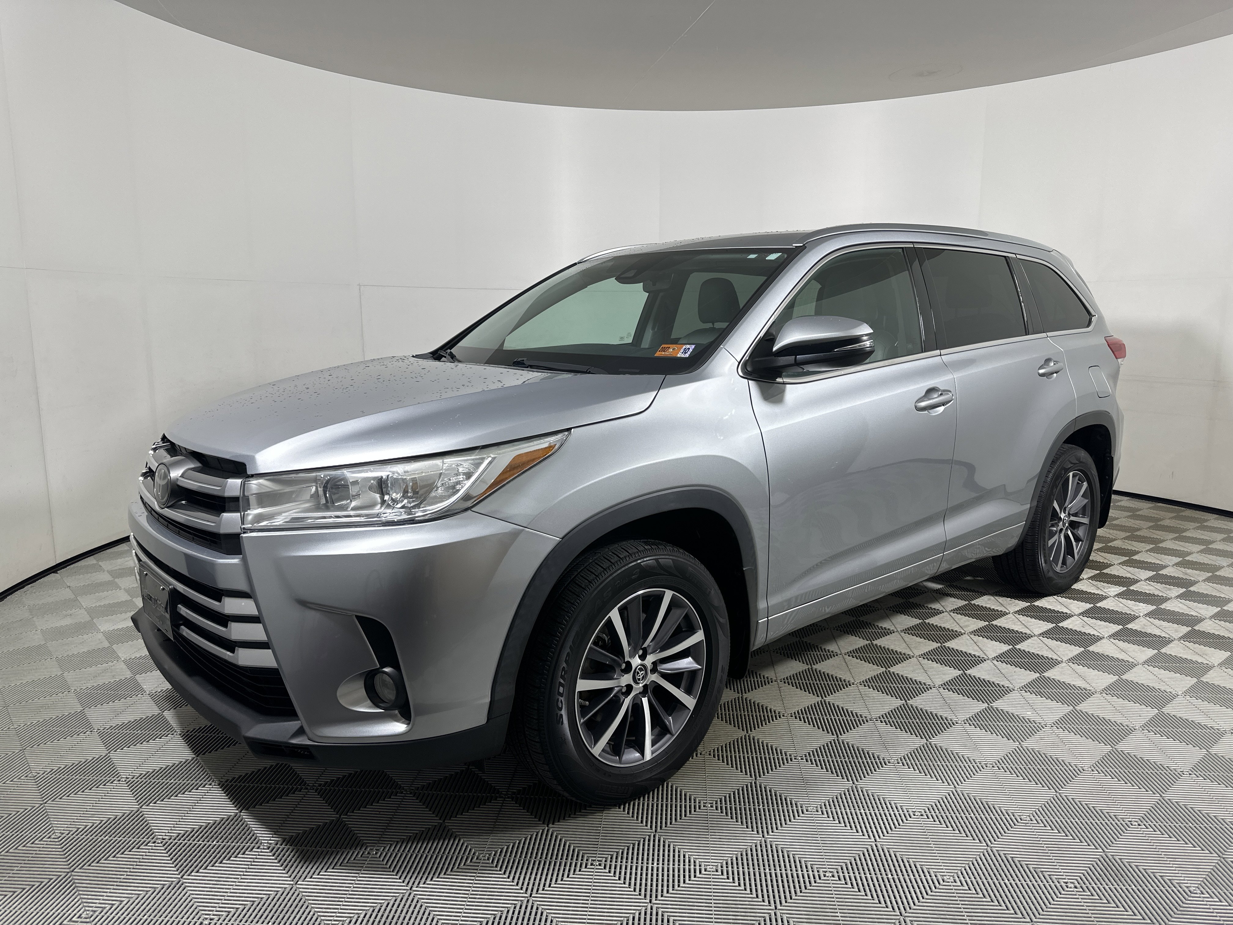 Used 2017 Toyota Highlander AWD V6 image 3