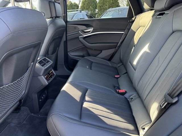 Used 2023 Audi e-tron Premium Plus image 34