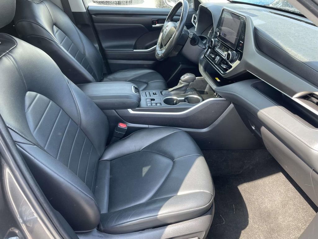 Used 2023 Toyota Highlander XLE image 48